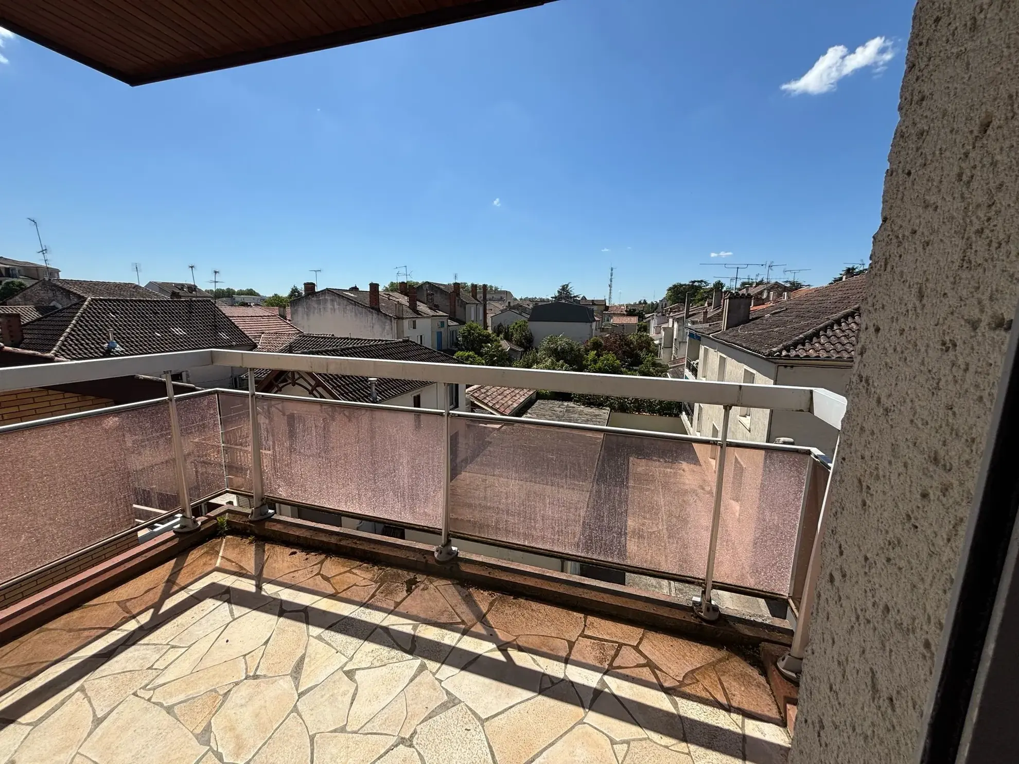 Duplex à rénover de 86m² avec 2 chambres, balcon et garage à Agen 