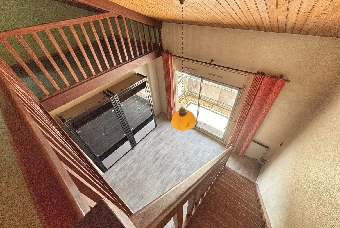 Duplex à rénover de 86m² avec 2 chambres, balcon et garage à Agen 