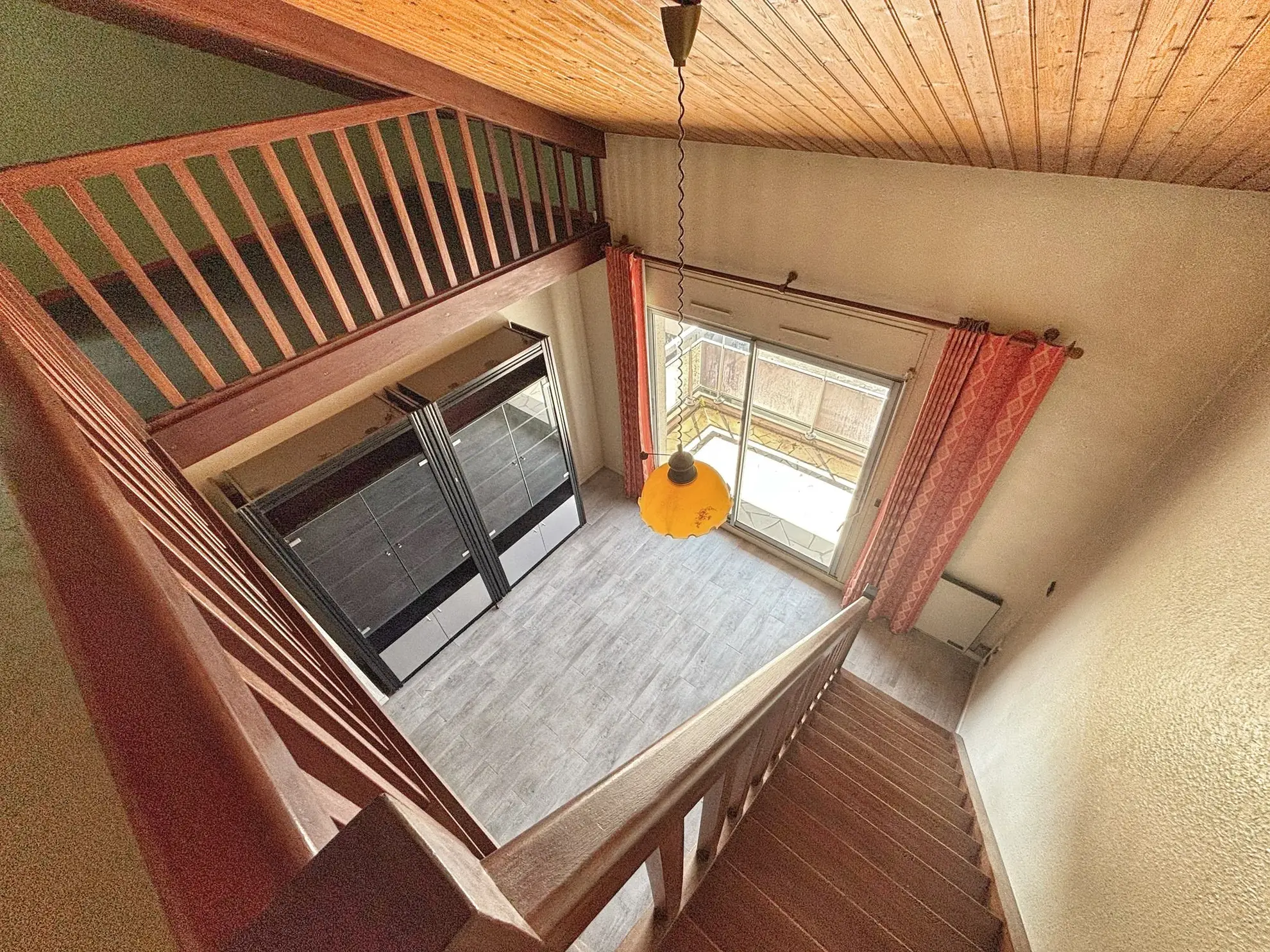 Duplex à rénover de 86m² avec 2 chambres, balcon et garage à Agen 
