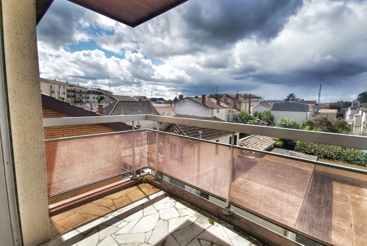 Duplex à rénover de 86m² avec 2 chambres, balcon et garage à Agen 