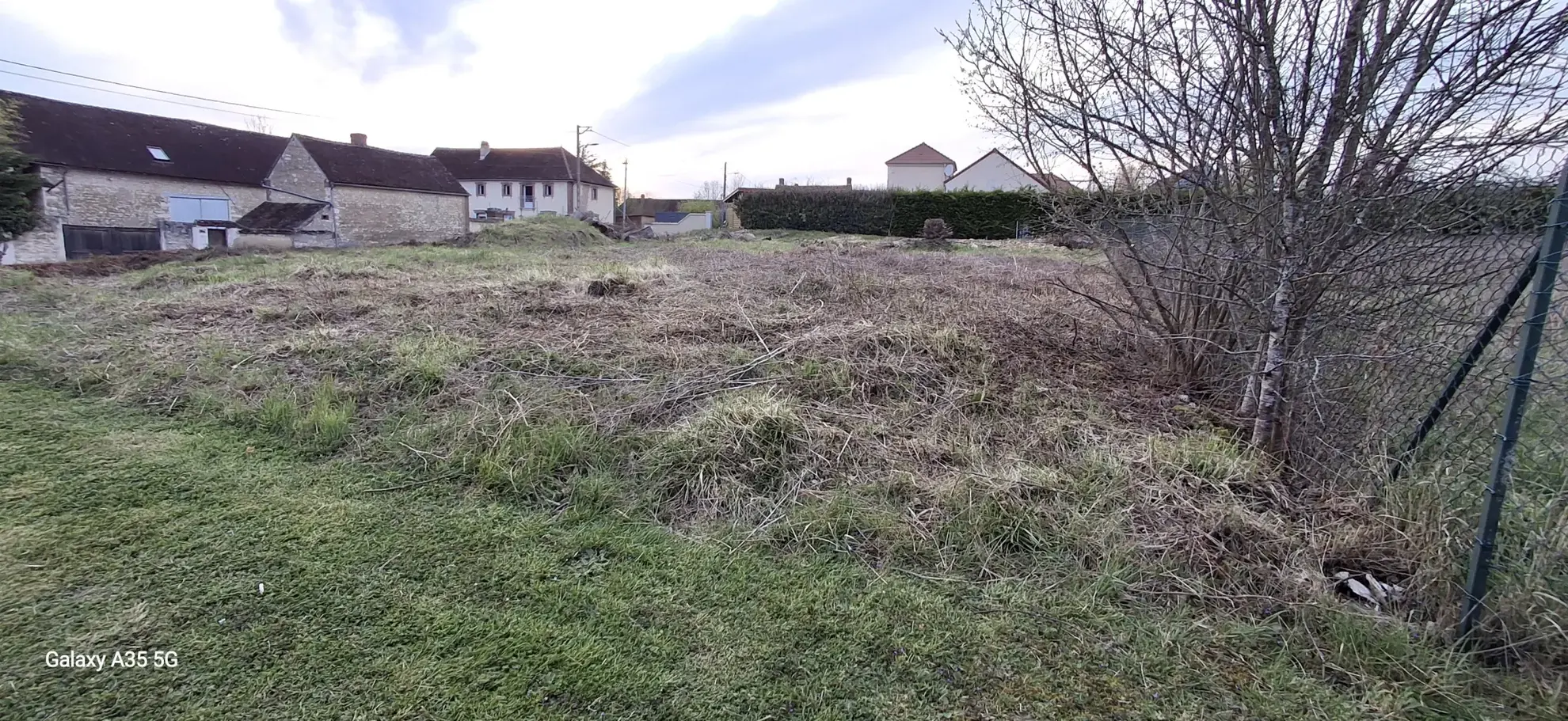 Terrain constructible de 1189 m² à Laduz, proche Auxerre et Joigny 