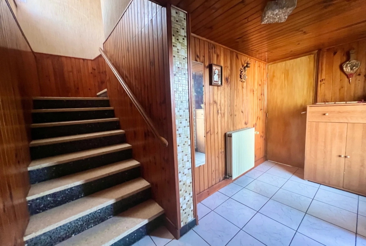 Maison familiale à Communay avec grand terrain et potentiel à moderniser 