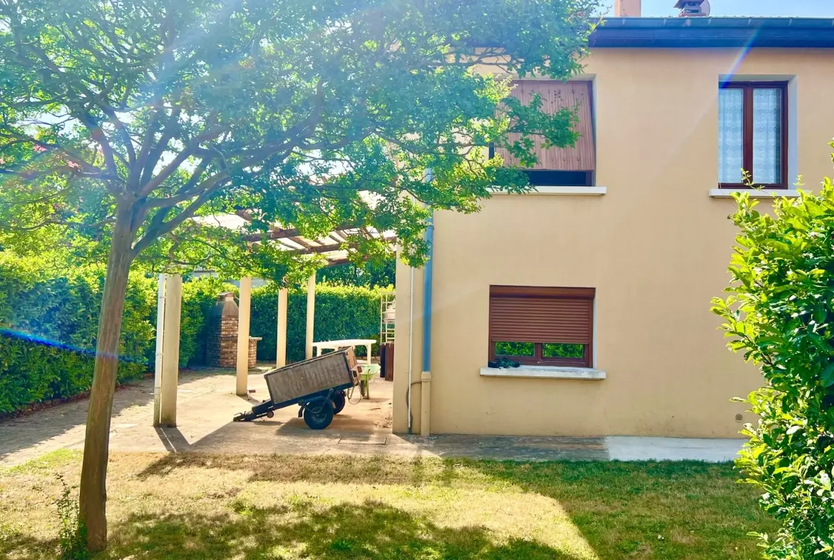Maison familiale à Communay avec grand terrain et potentiel à moderniser 