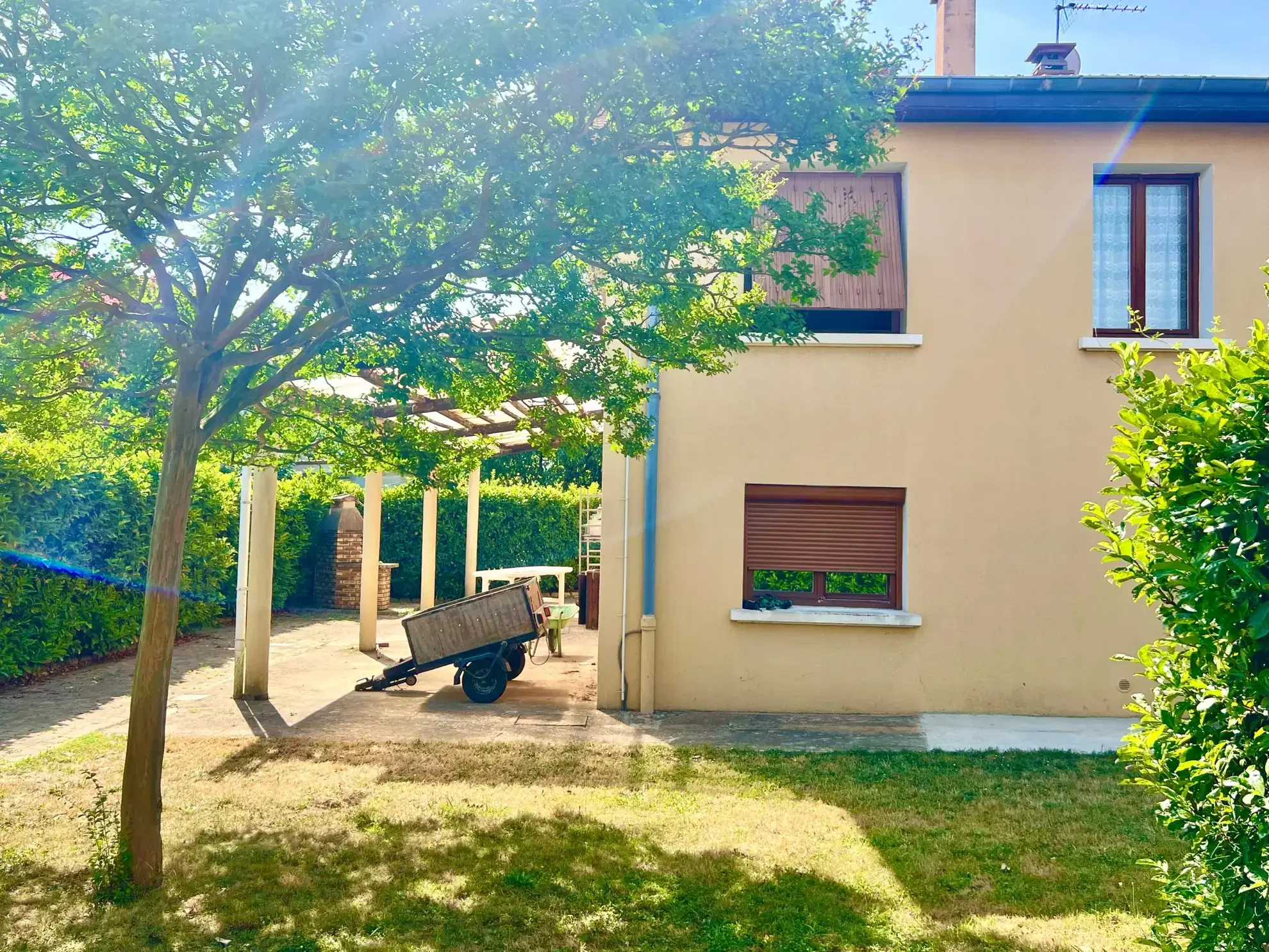 Maison familiale à Communay avec grand terrain et potentiel à moderniser 