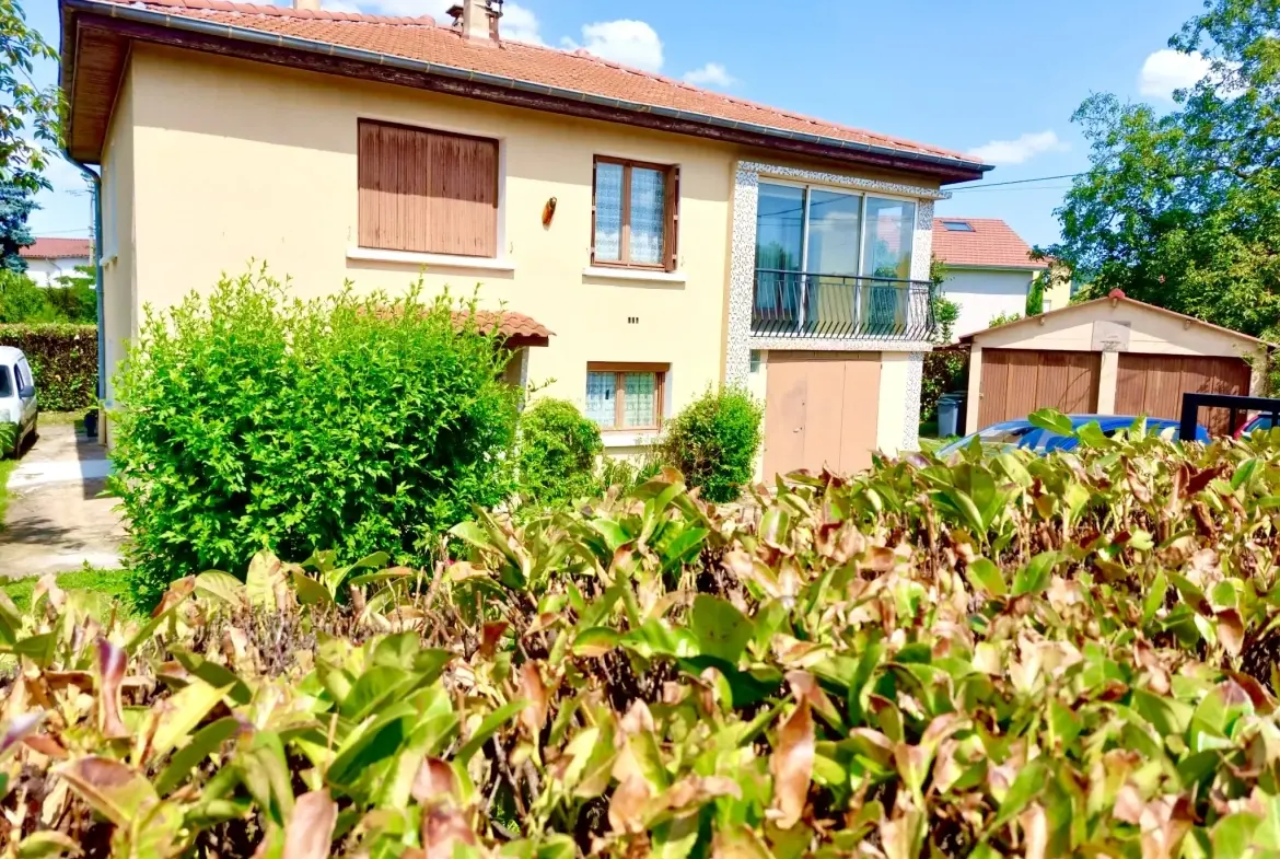 Maison familiale à Communay avec grand terrain et potentiel à moderniser 