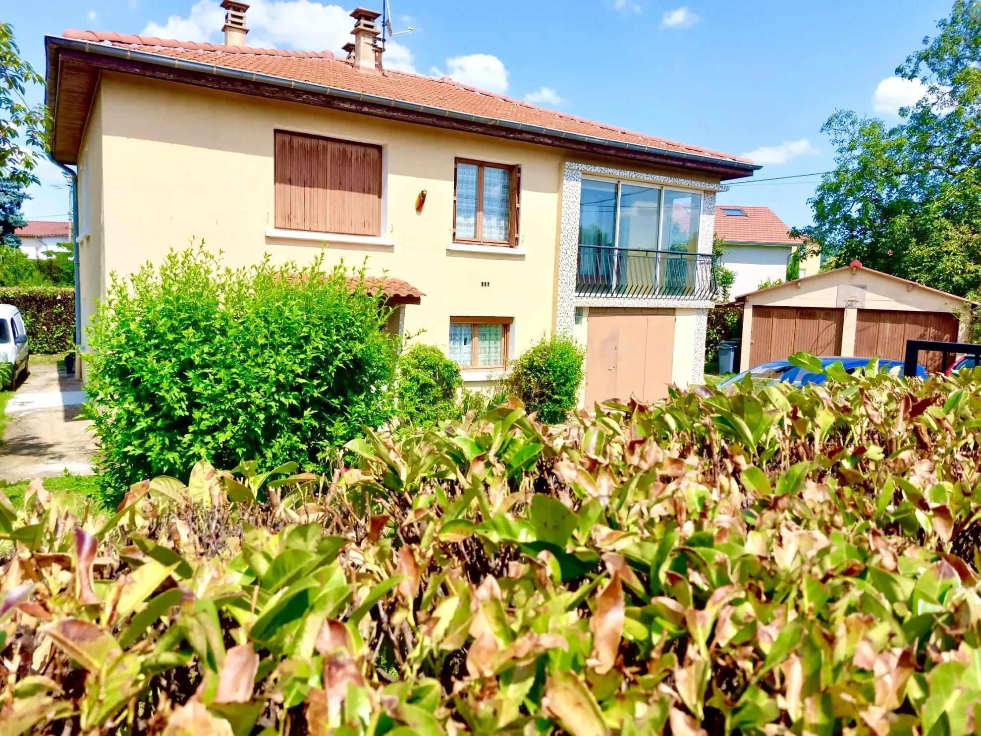 Maison familiale à Communay avec grand terrain et potentiel à moderniser 