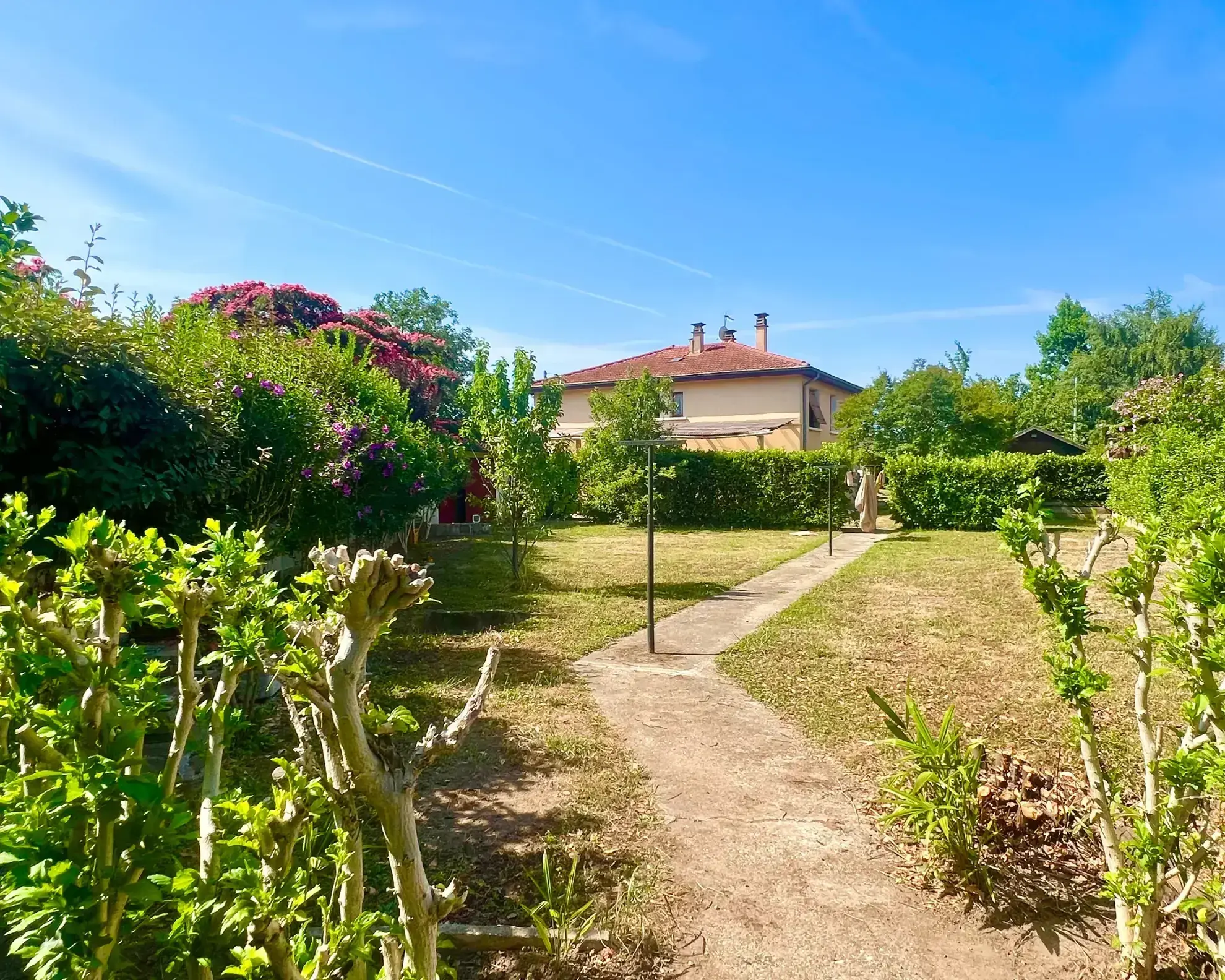 Maison familiale à Communay avec grand terrain et potentiel à moderniser 