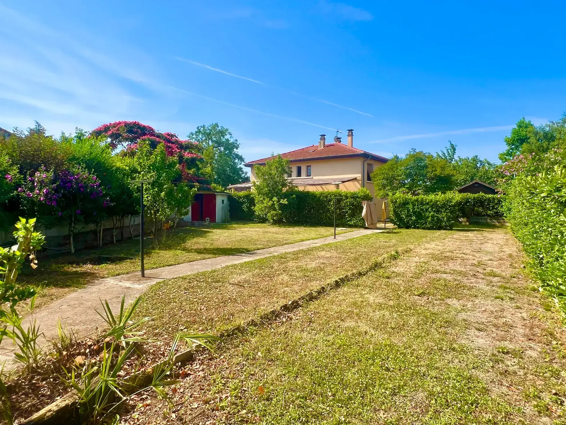 Maison familiale à Communay avec grand terrain et potentiel à moderniser 