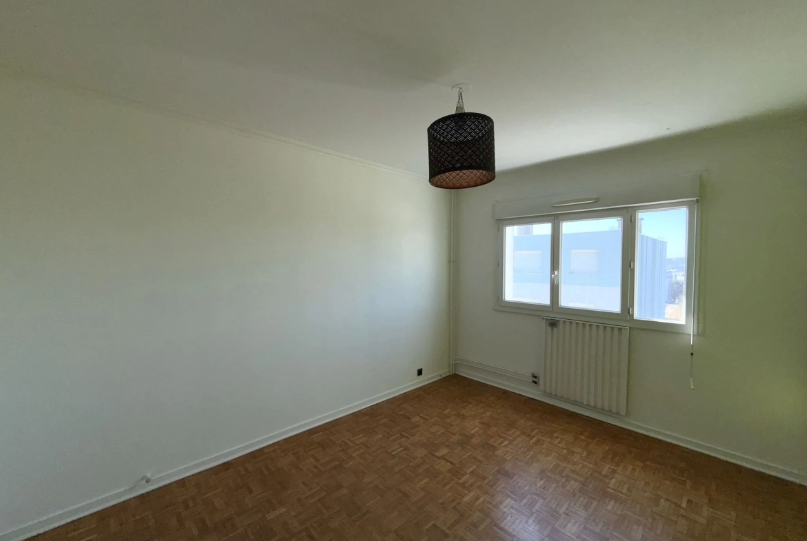 Appartement F4 rénové avec balcon et garage à Montreynaud, Saint-Étienne 
