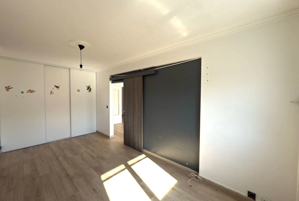 Appartement F4 rénové avec balcon et garage à Montreynaud, Saint-Étienne 