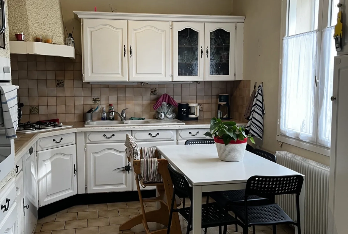 A vendre pavillon à Mirebeau avec grand jardin et suite parentale, récent et bien équipé 