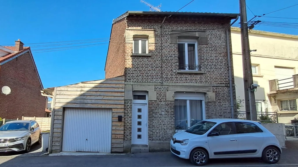 Maison rénovée avec jardin, garage et 3 chambres à Bohain proche Fresnoy-le-Grand