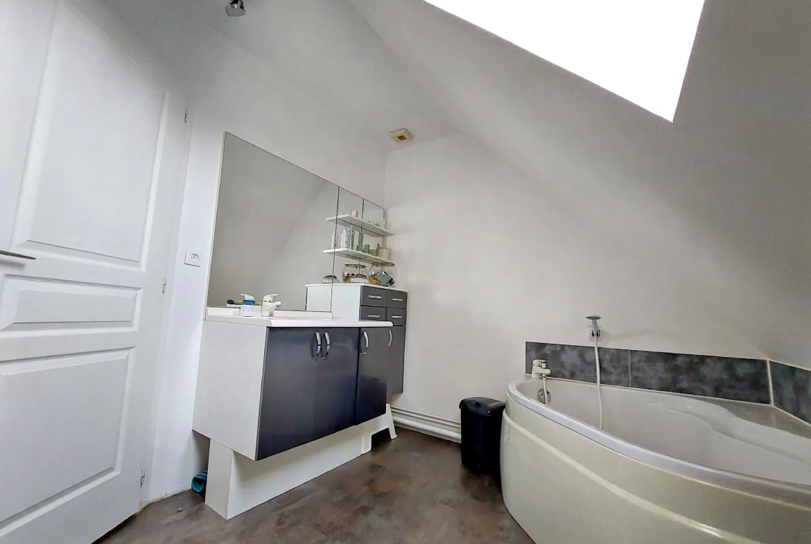Maison lumineuse avec terrasse et terrain clos à La Saussaye – 6 pièces 