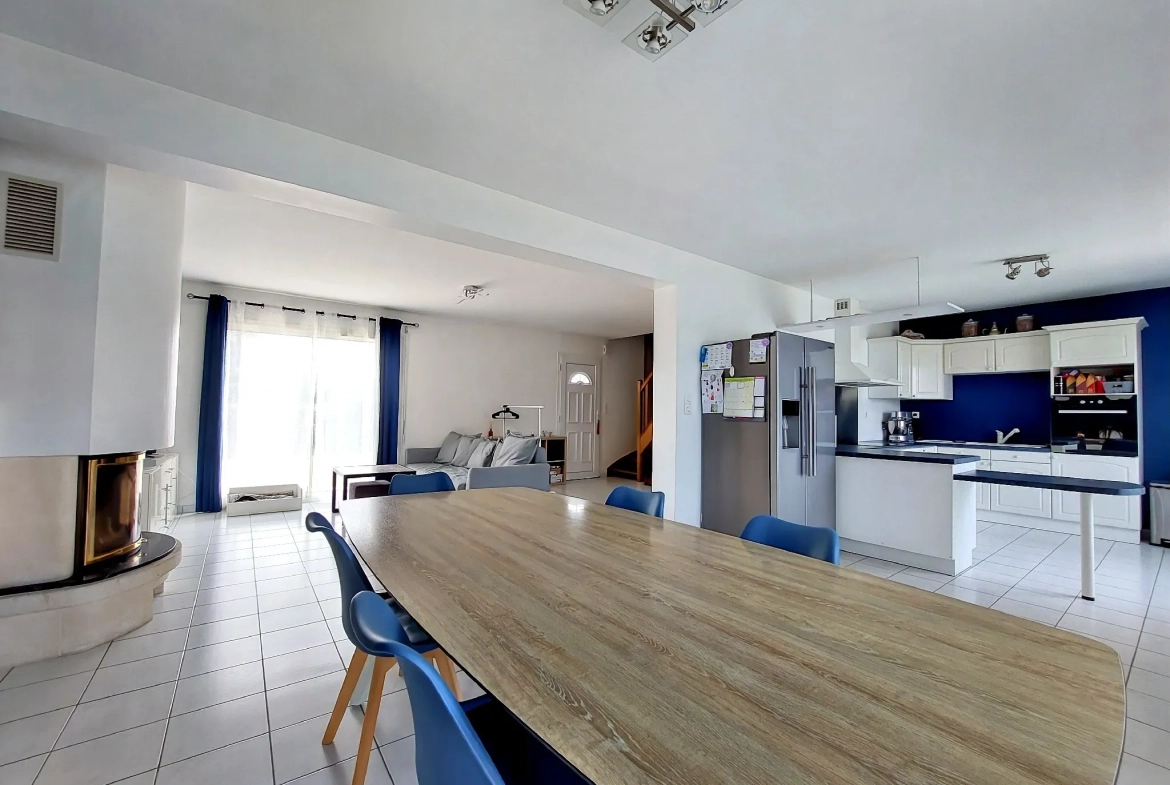 Maison lumineuse avec terrasse et terrain clos à La Saussaye – 6 pièces 