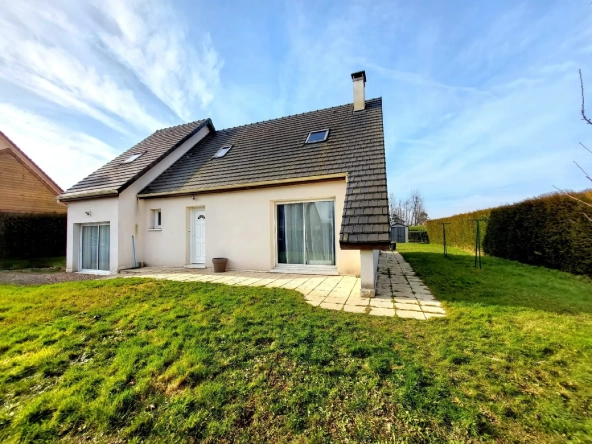 Maison lumineuse avec terrasse et terrain clos à La Saussaye – 6 pièces