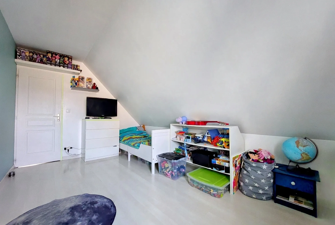 Maison lumineuse avec terrasse et terrain clos à La Saussaye – 6 pièces 