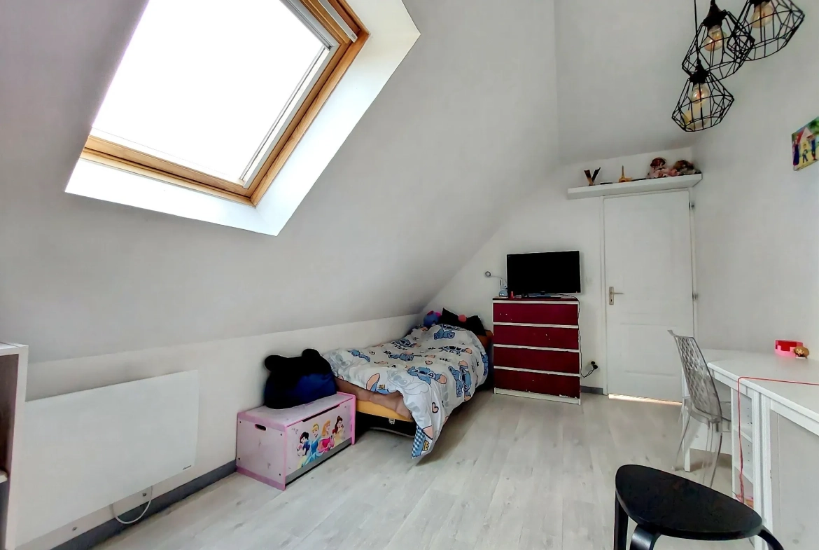 Maison lumineuse avec terrasse et terrain clos à La Saussaye – 6 pièces 