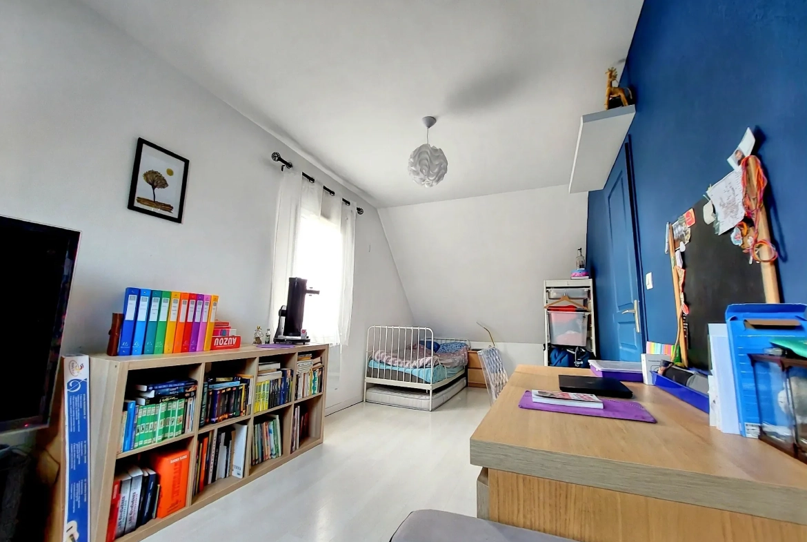 Maison lumineuse avec terrasse et terrain clos à La Saussaye – 6 pièces 