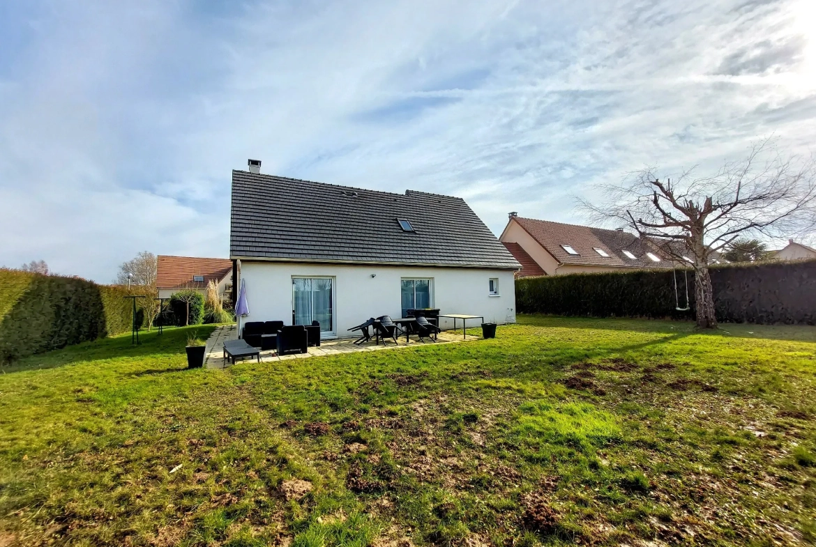 Maison lumineuse avec terrasse et terrain clos à La Saussaye – 6 pièces 