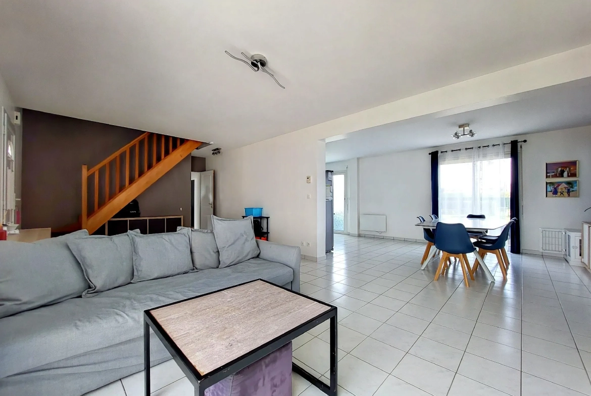Maison lumineuse avec terrasse et terrain clos à La Saussaye – 6 pièces 