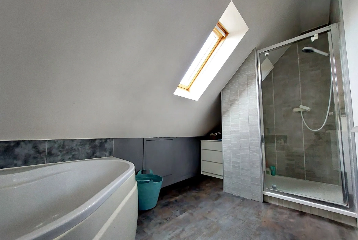 Maison lumineuse avec terrasse et terrain clos à La Saussaye – 6 pièces 