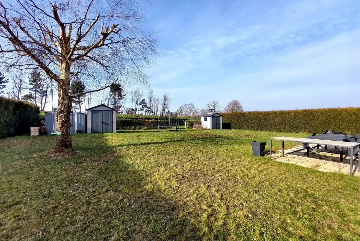Maison lumineuse avec terrasse et terrain clos à La Saussaye – 6 pièces 