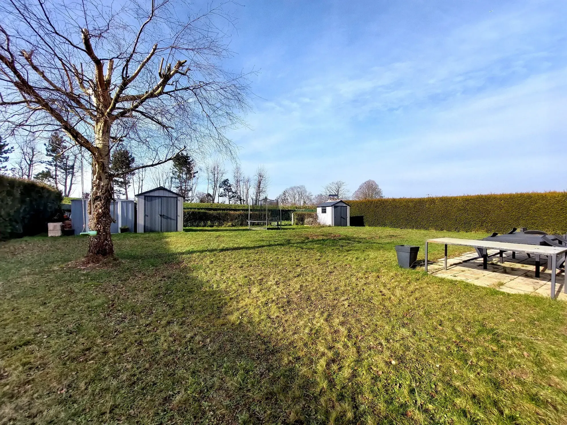 Maison lumineuse avec terrasse et terrain clos à La Saussaye – 6 pièces 
