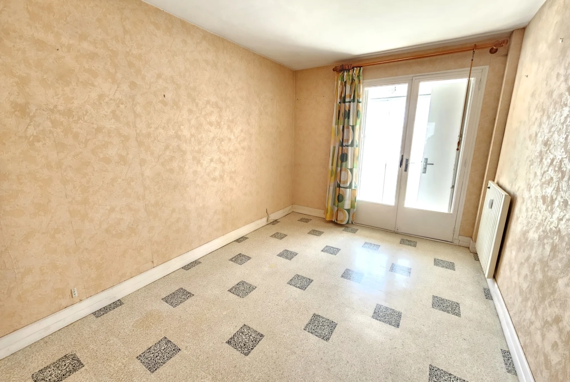 Bel appartement T3/T4 de 70 m² à Hyères avec cave et parkings sécurisés 