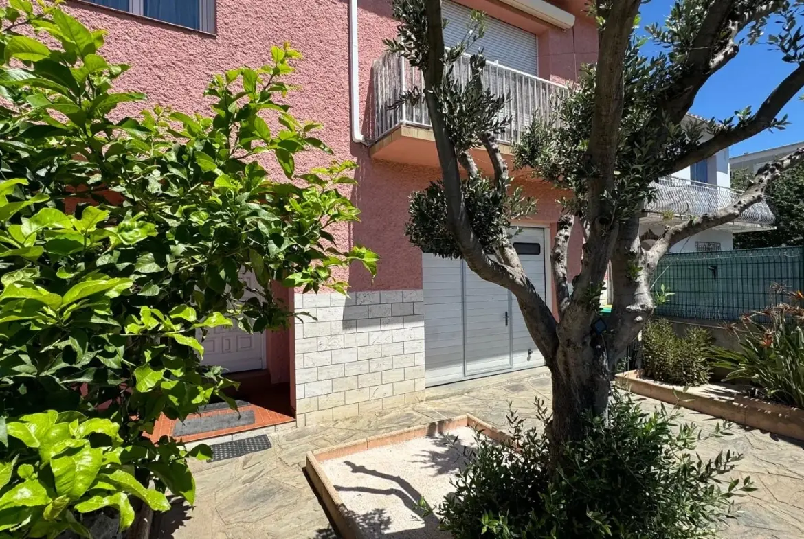 Maison 2 Faces avec 3 Chambres, Garage et Terrasse à Perpignan 