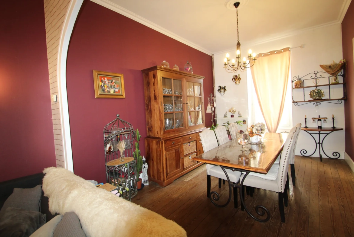 Immeuble mixte de 326 m² avec appartements, local professionnel et garages au Mayet de Montagne 