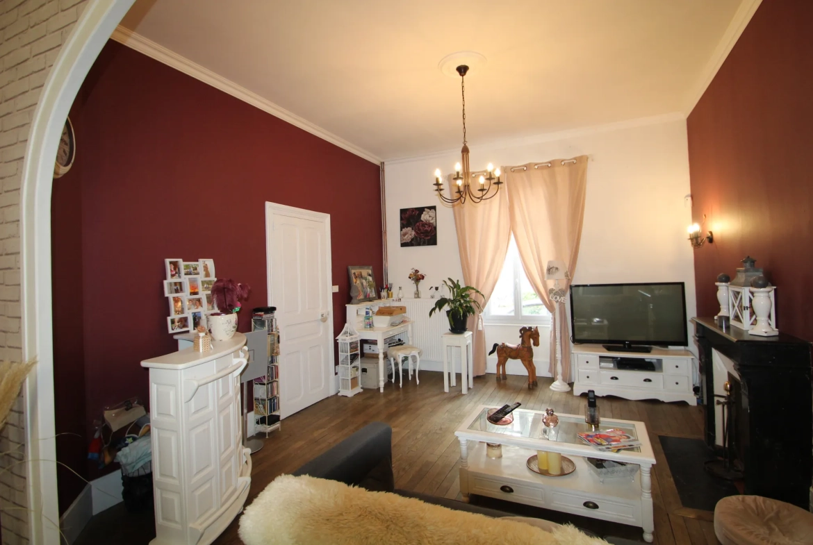 Immeuble mixte de 326 m² avec appartements, local professionnel et garages au Mayet de Montagne 