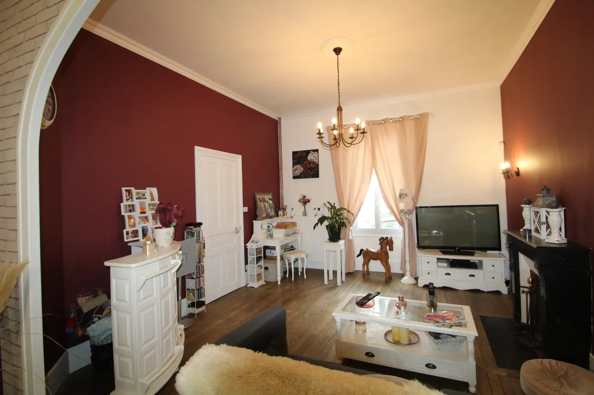 Immeuble mixte de 326 m² avec appartements, local professionnel et garages au Mayet de Montagne 