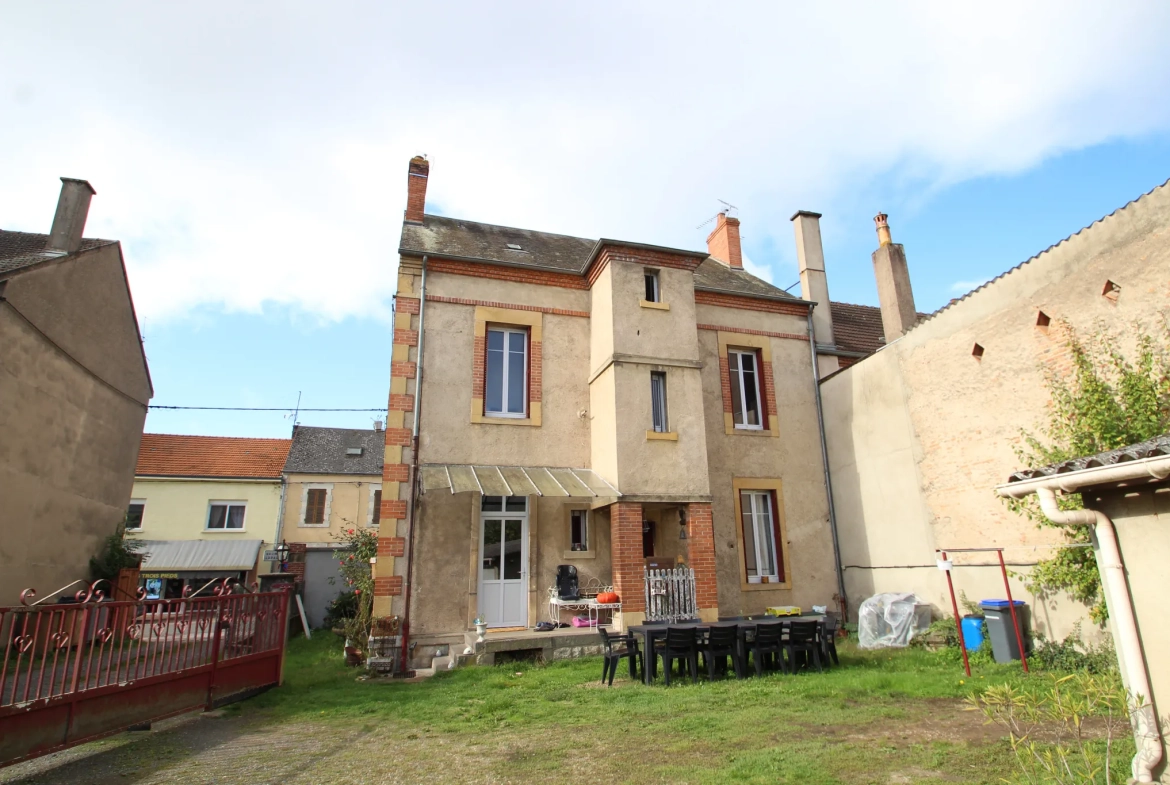 Immeuble mixte de 326 m² avec appartements, local professionnel et garages au Mayet de Montagne 