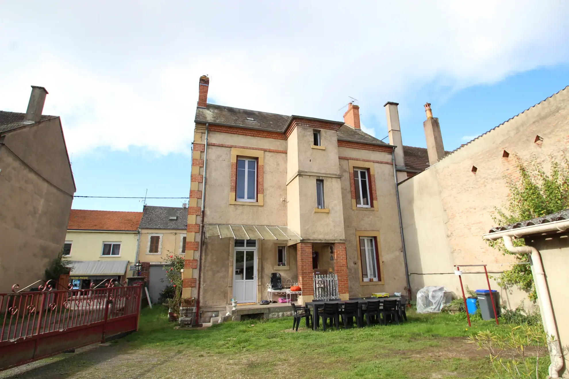 Immeuble mixte de 326 m² avec appartements, local professionnel et garages au Mayet de Montagne 