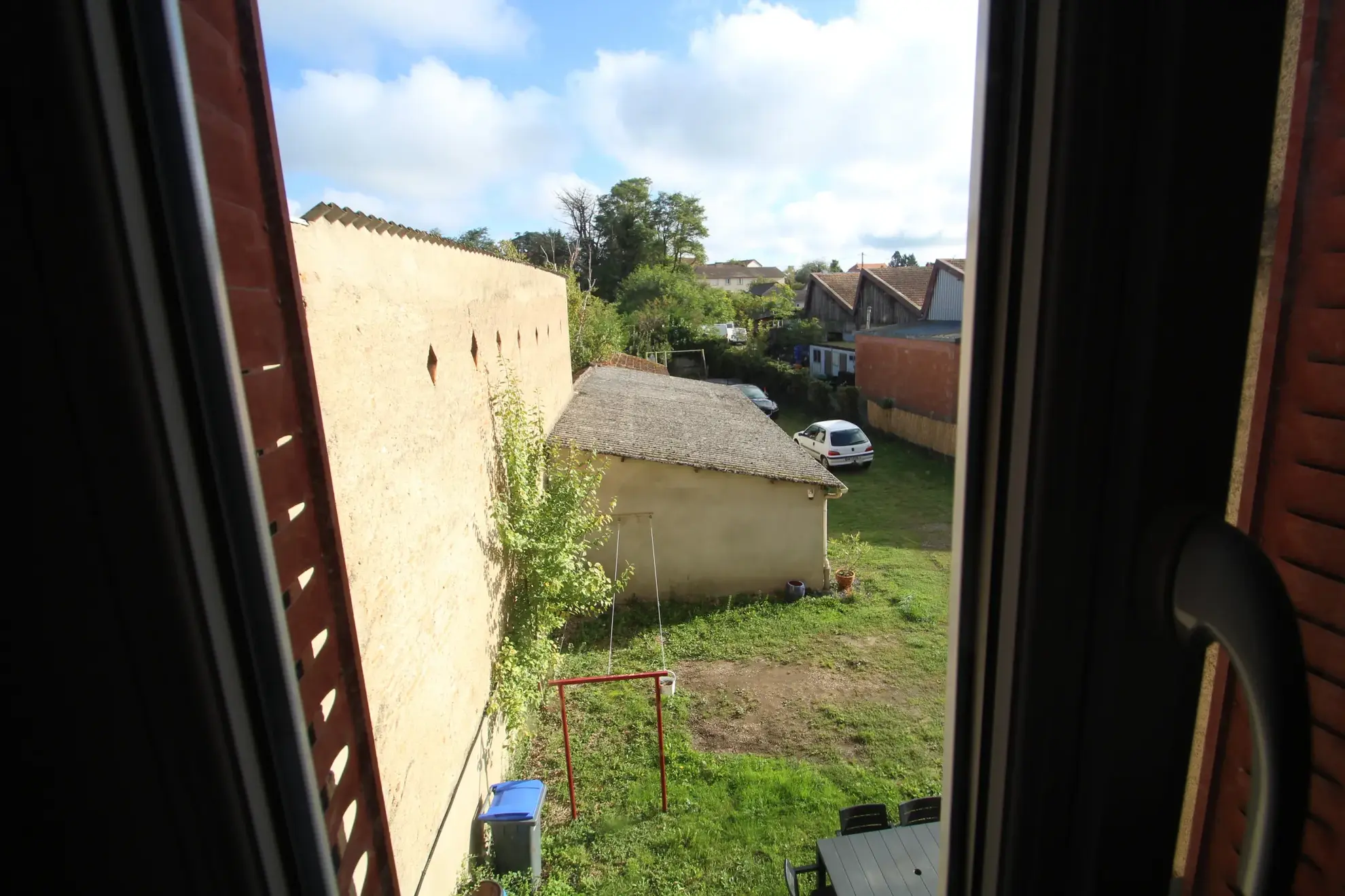 Immeuble mixte de 326 m² avec appartements, local professionnel et garages au Mayet de Montagne 