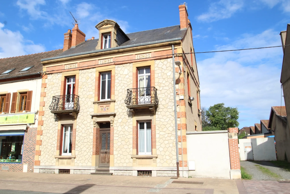 Immeuble mixte de 326 m² avec appartements, local professionnel et garages au Mayet de Montagne 