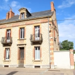 Immeuble mixte de 326 m² avec appartements, local professionnel et garages au Mayet de Montagne