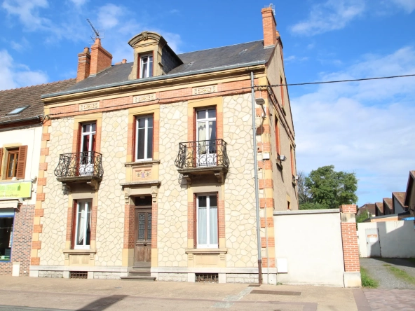 Immeuble mixte de 326 m² avec appartements, local professionnel et garages au Mayet de Montagne