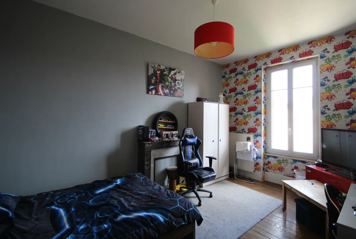 Immeuble mixte de 326 m² avec appartements, local professionnel et garages au Mayet de Montagne 