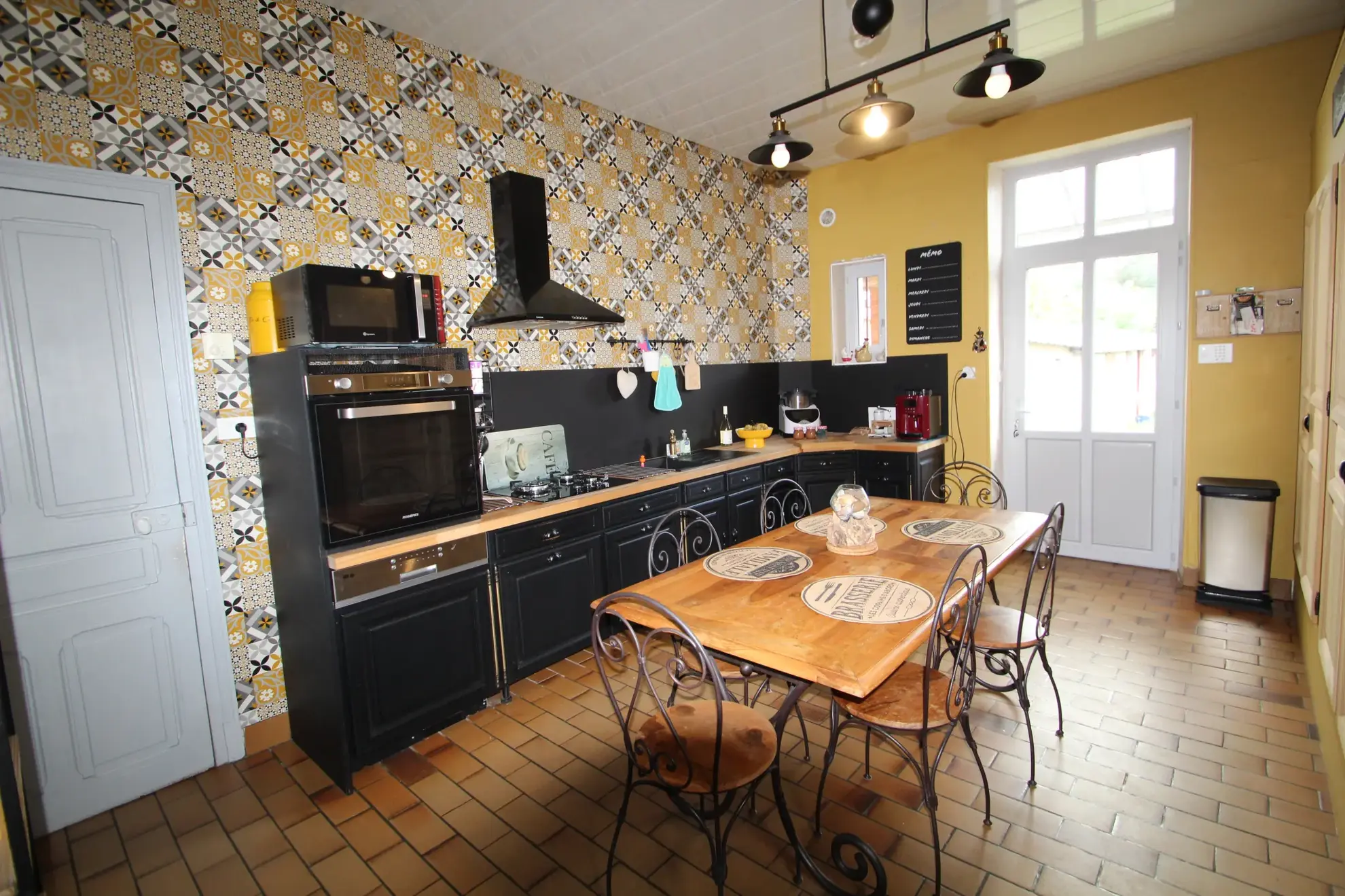Immeuble mixte de 326 m² avec appartements, local professionnel et garages au Mayet de Montagne 
