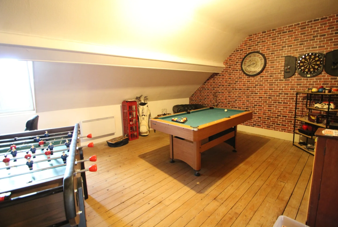Immeuble mixte de 326 m² avec appartements, local professionnel et garages au Mayet de Montagne 