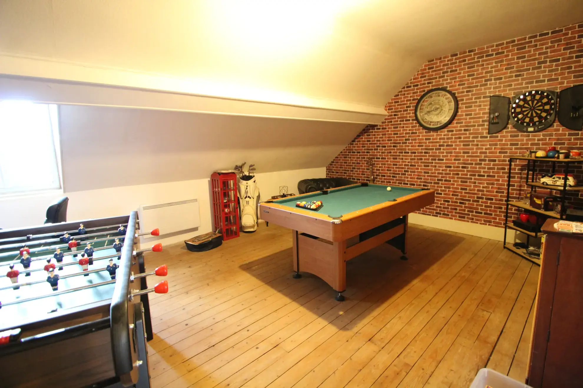 Immeuble mixte de 326 m² avec appartements, local professionnel et garages au Mayet de Montagne 