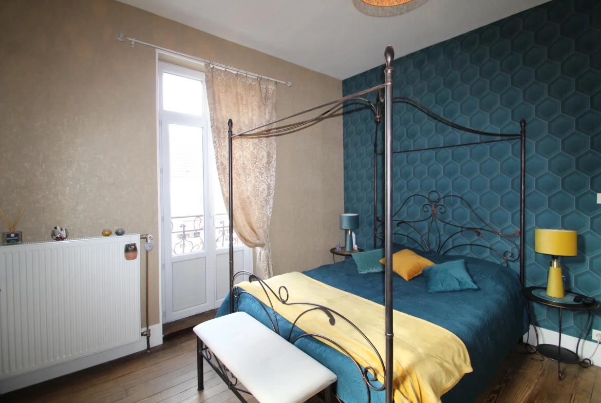 Immeuble mixte de 326 m² avec appartements, local professionnel et garages au Mayet de Montagne 