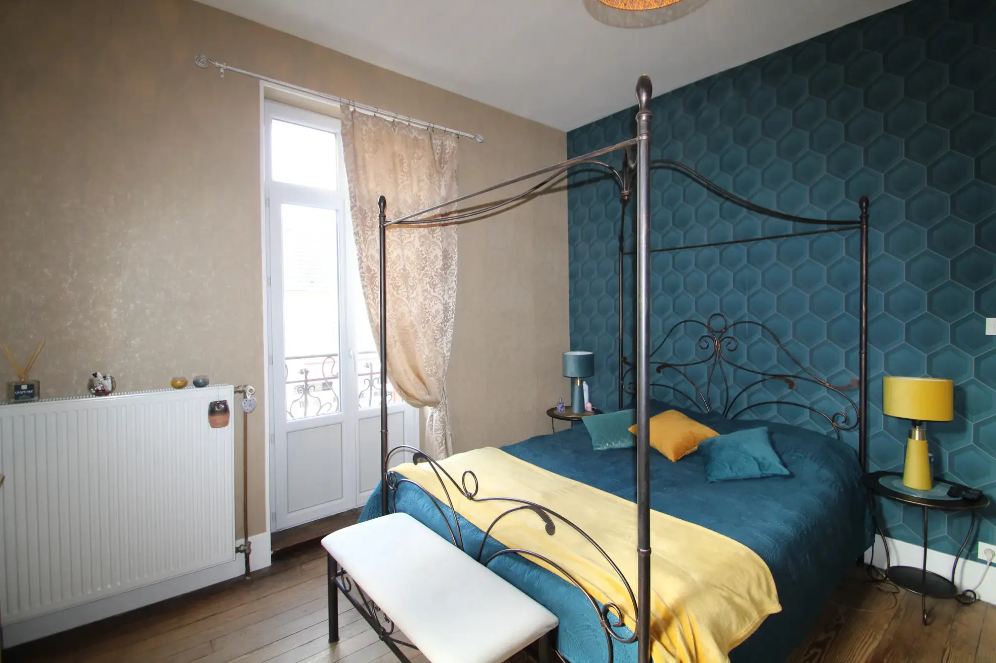Immeuble mixte de 326 m² avec appartements, local professionnel et garages au Mayet de Montagne 