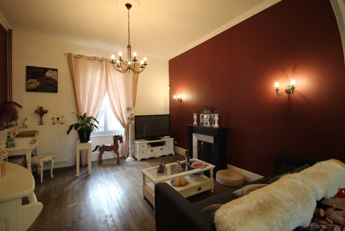 Immeuble mixte de 326 m² avec appartements, local professionnel et garages au Mayet de Montagne 