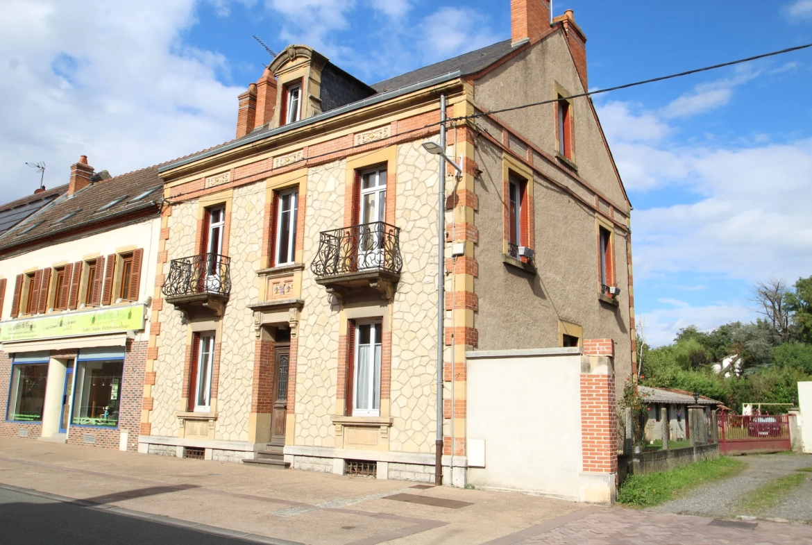 Immeuble mixte de 326 m² avec appartements, local professionnel et garages au Mayet de Montagne 