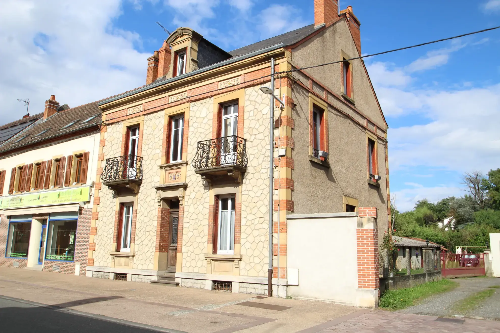 Immeuble mixte de 326 m² avec appartements, local professionnel et garages au Mayet de Montagne 
