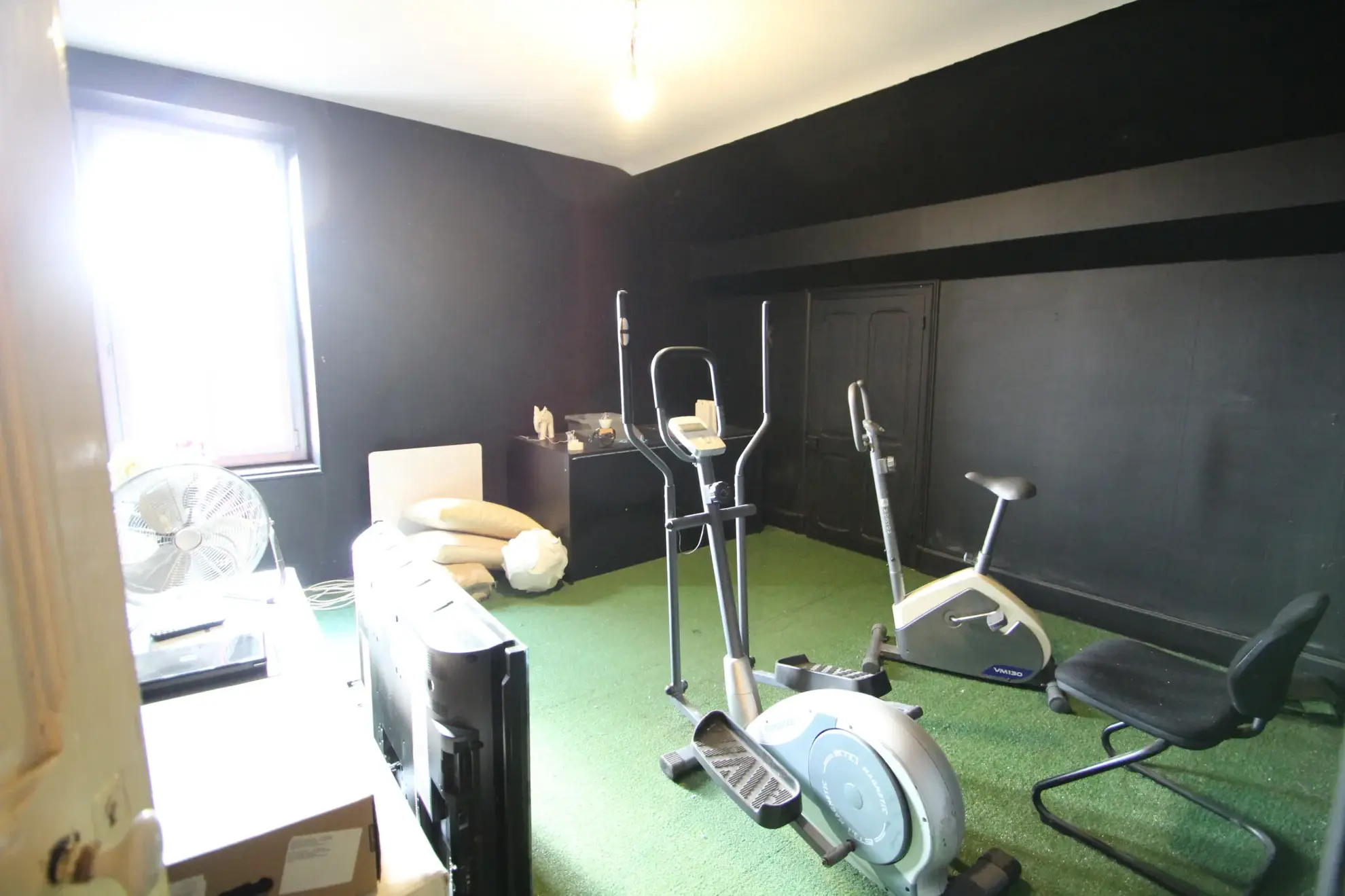 Immeuble mixte de 326 m² avec appartements, local professionnel et garages au Mayet de Montagne 