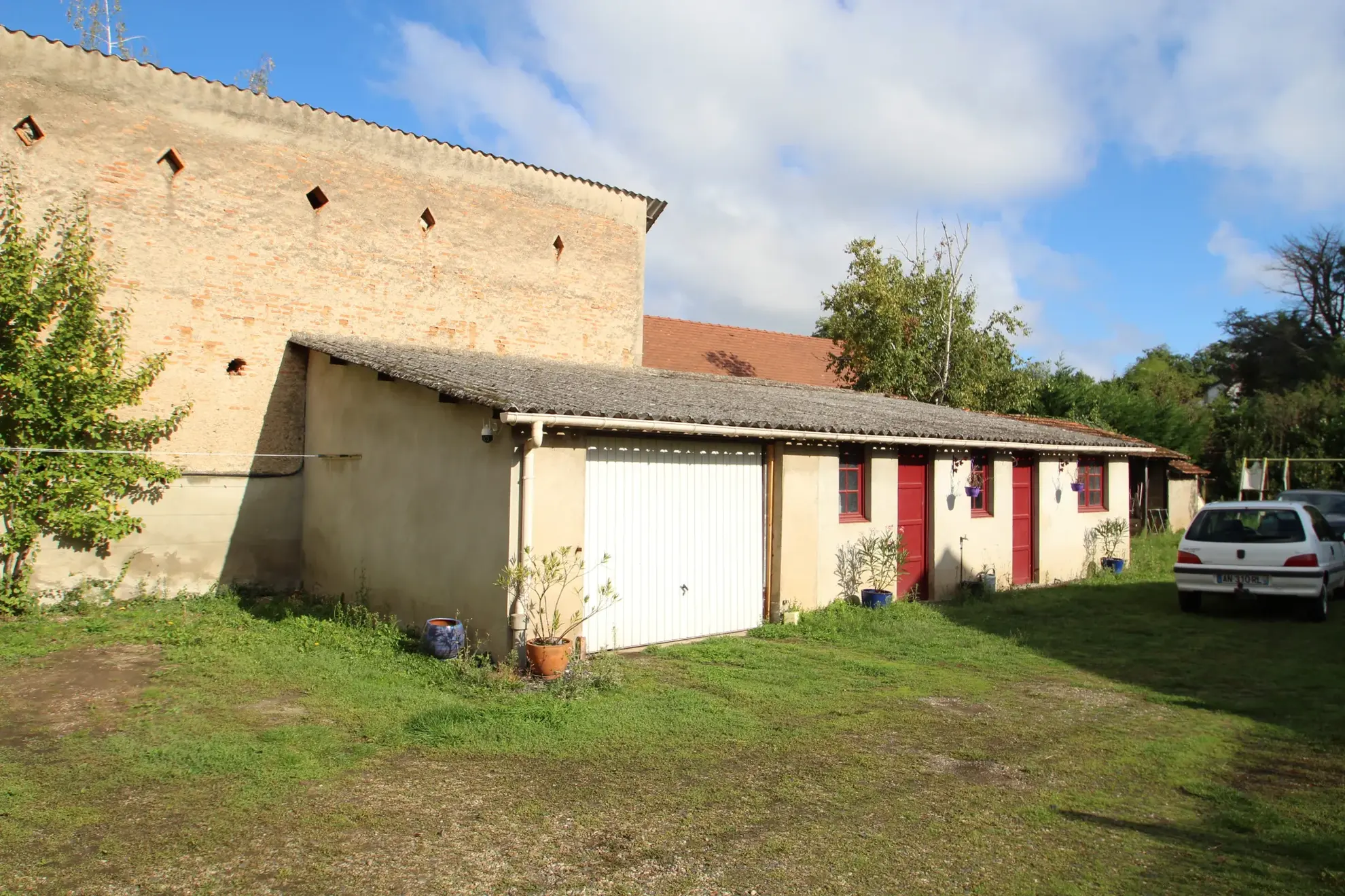 Immeuble mixte de 326 m² avec appartements, local professionnel et garages au Mayet de Montagne 