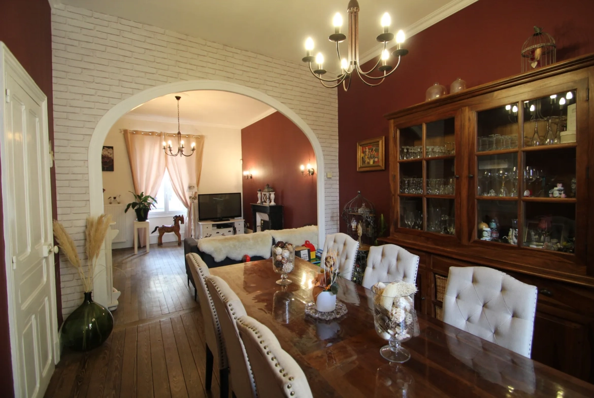 Immeuble mixte de 326 m² avec appartements, local professionnel et garages au Mayet de Montagne 
